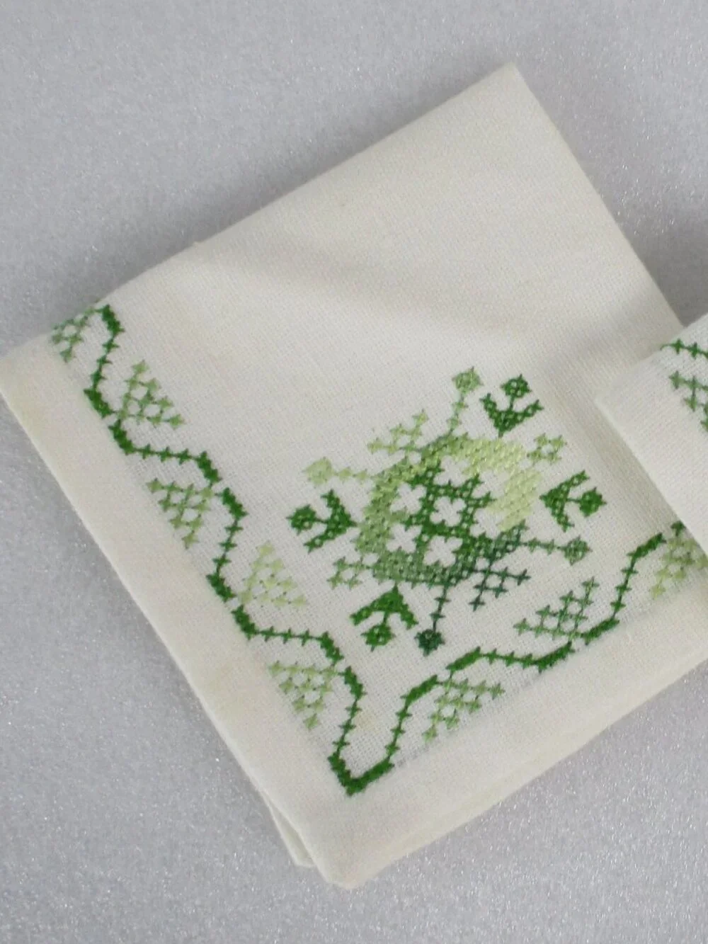 GREEN & WHITE EMBROIDERED TABLECLOTH SET